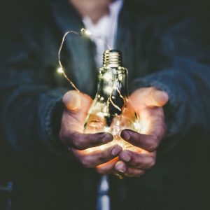 manos con bombilla ideas comunicación